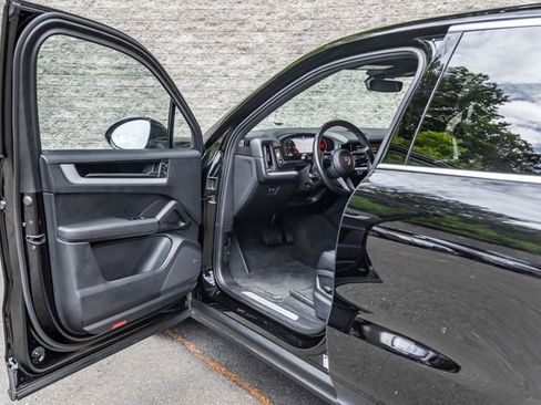 Used 2024 Porsche Cayenne AWD/4WD image 23
