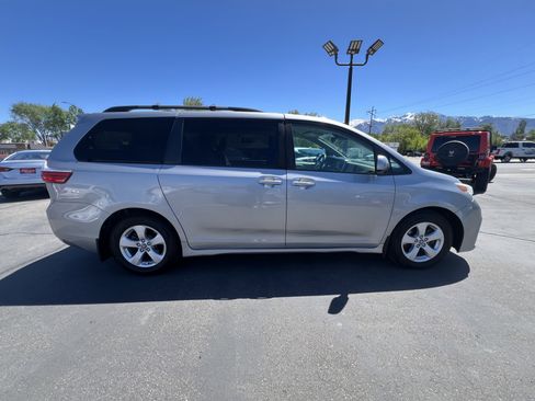 Used 2018 Toyota Sienna LE w/ Carpet Mat Package FWD image 4