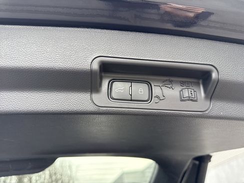 Used 2022 Ford Explorer XLT w/ Equipment Group 202A AWD/4WD image 37