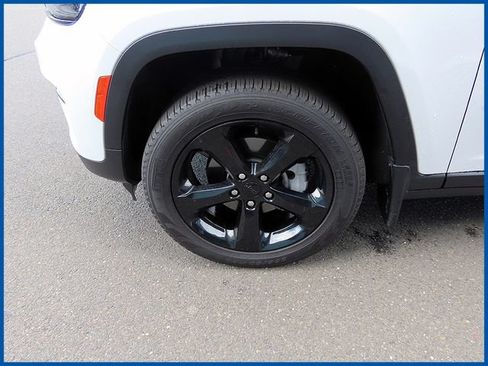 Certified 2023 Jeep Grand Cherokee Limited w/ Black Appearance Package AWD/4WD image 5