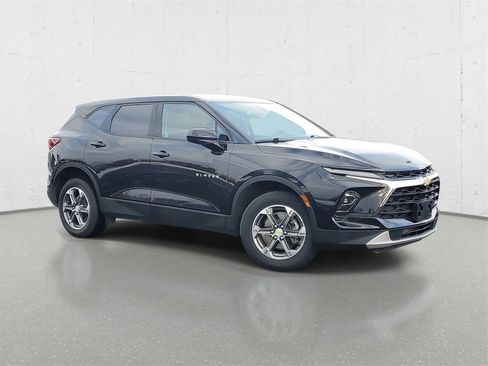Used 2025 Chevrolet Blazer LT image 2