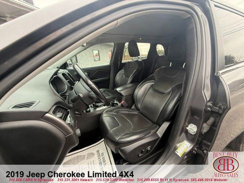 Used 2019 Jeep Cherokee Limited w/ Luxury Group AWD/4WD image 11