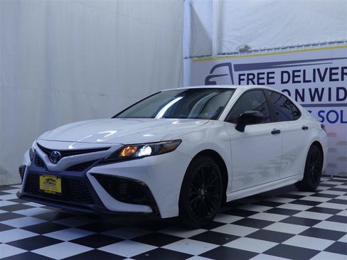Used 2021 Toyota Camry SE FWD image 3