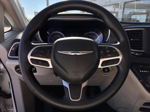 Used 2020 Chrysler Pacifica Touring image 17