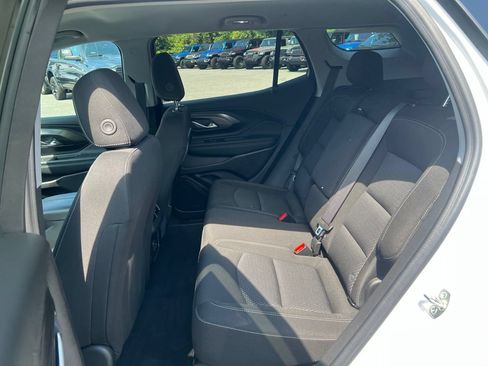 Used 2024 GMC Terrain SLE w/ Driver Convenience Package FWD image 10