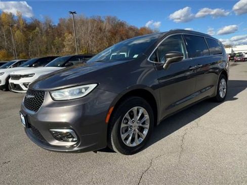Used 2021 Chrysler Pacifica Touring-L w/ Uconnect Theater Family Group image 4