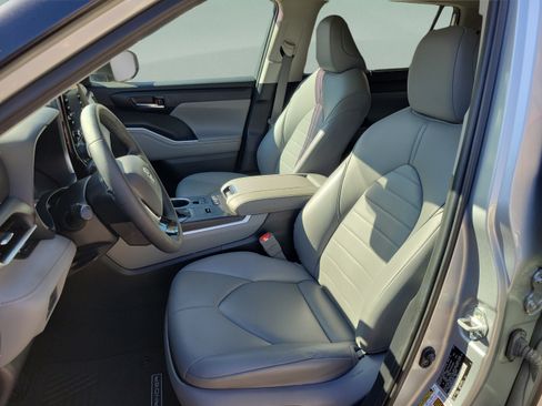 Used 2021 Toyota Highlander XLE FWD image 9
