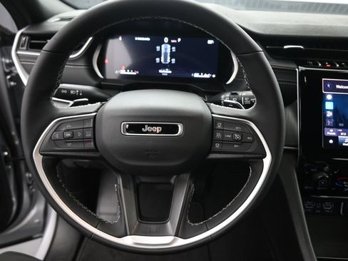 New 2025 Jeep Grand Cherokee Laredo image 2