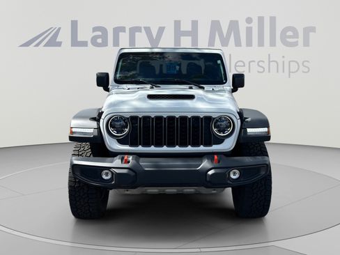 Used 2025 Jeep Gladiator Mojave w/ Convenience Group AWD/4WD image 8