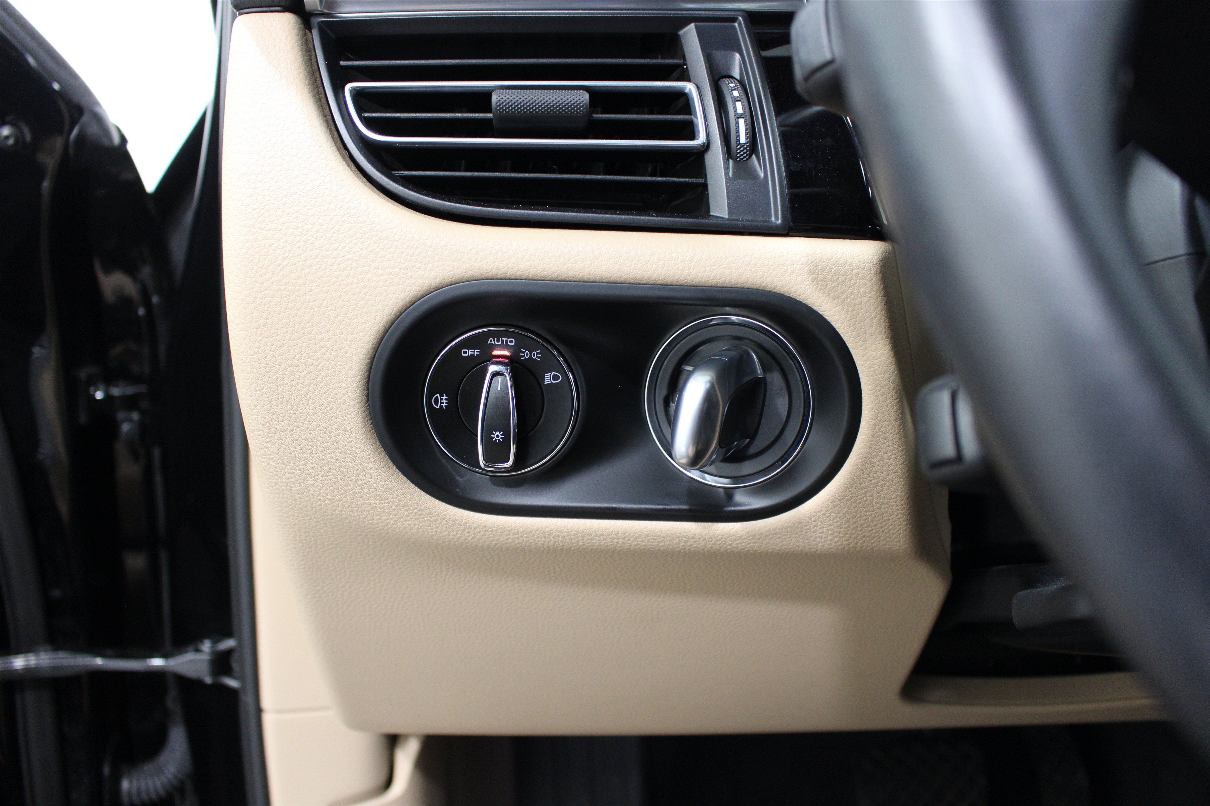 Used 2024 Porsche Macan AWD/4WD image 9