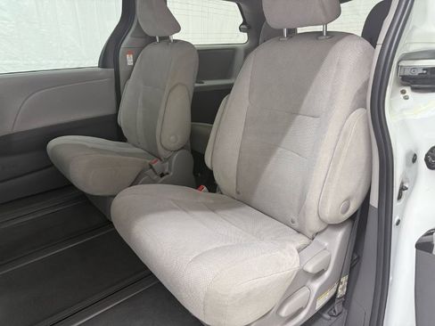 Used 2020 Toyota Sienna L image 16