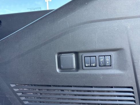Used 2025 GMC Yukon XL Denali RWD image 19