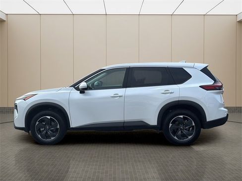 Used 2024 Nissan Rogue SV image 2
