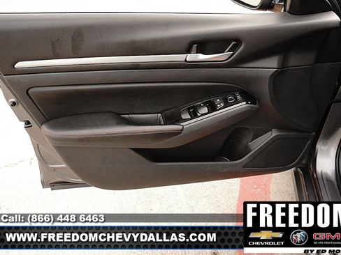 Used 2024 Nissan Altima 2.5 SR FWD image 32