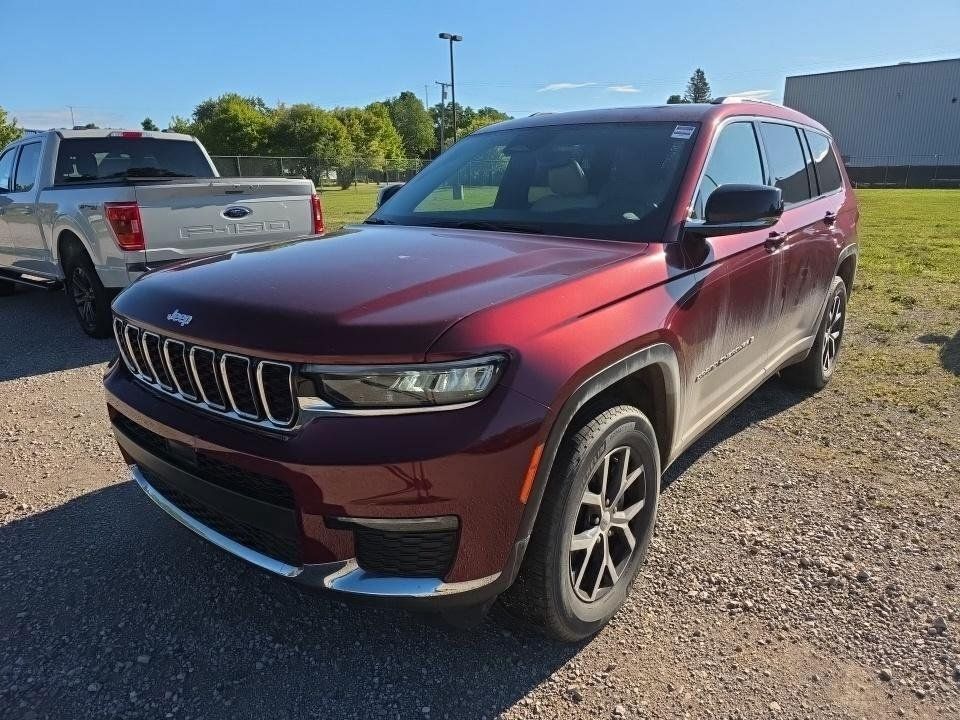 Used 2023 Jeep Grand Cherokee L Limited AWD/4WD image 2