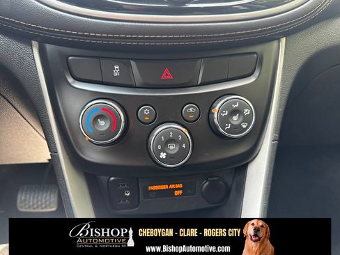 Used 2021 Chevrolet Trax LT w/ Premium Seat Package FWD image 6