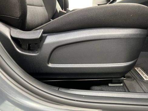 Used 2025 Hyundai Venue SE FWD image 23