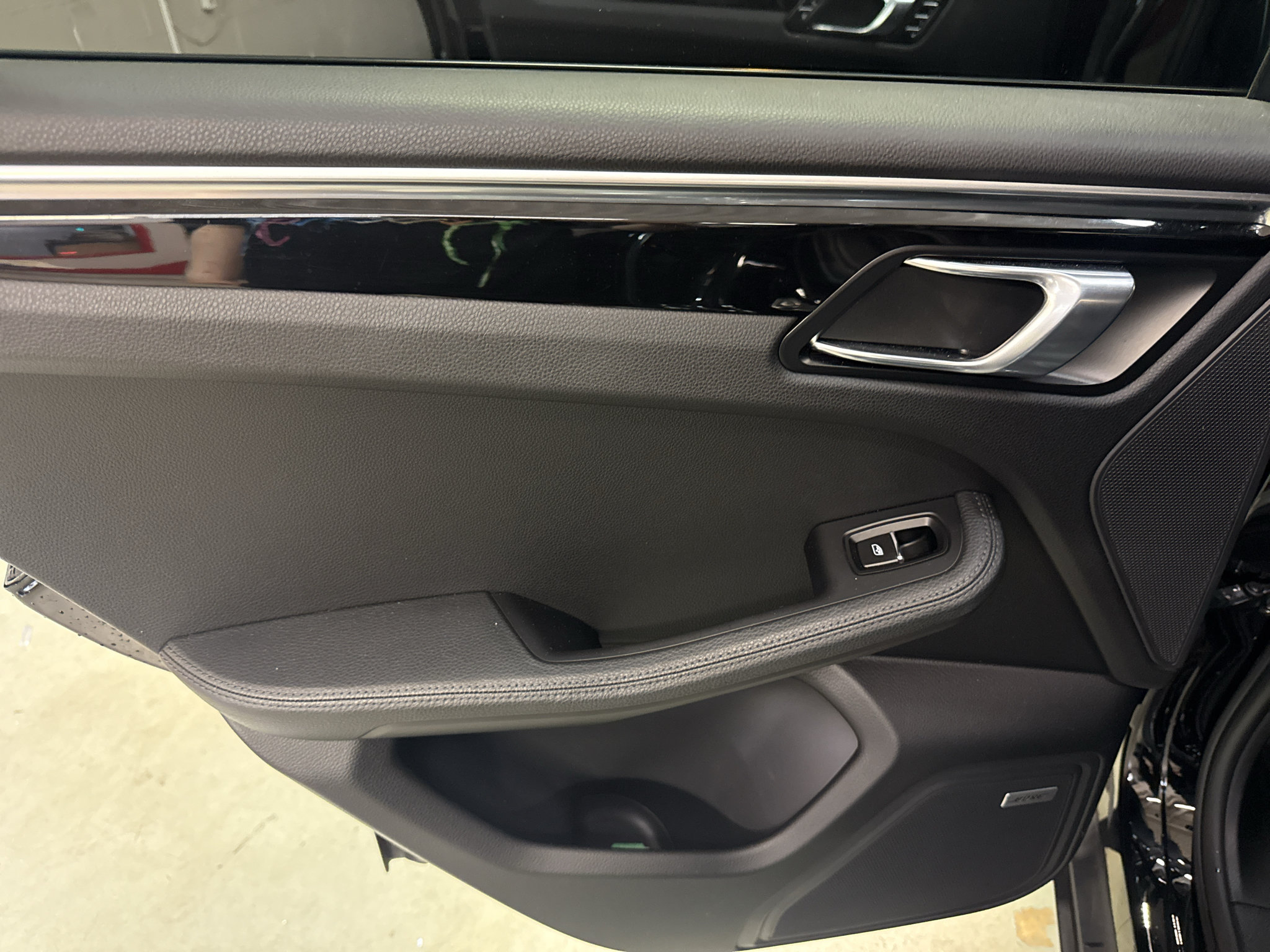 Used 2018 Porsche Macan AWD/4WD image 31