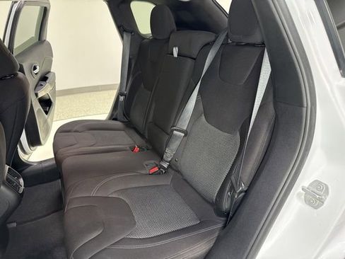 Used 2019 Jeep Cherokee Latitude w/ Popular Appearance Group AWD/4WD image 23