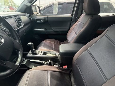 Used 2016 Toyota Tacoma TRD Sport image 4