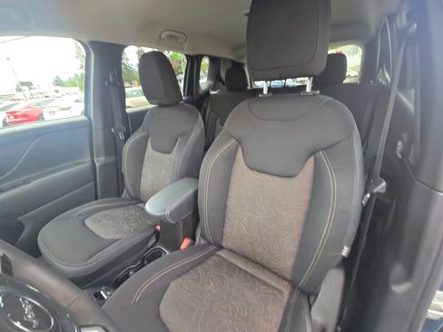 Used 2023 Jeep Renegade Latitude AWD/4WD image 22