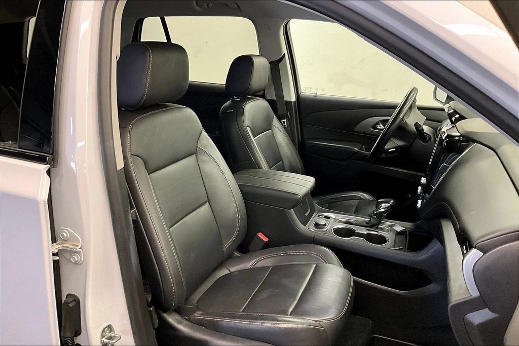 Used 2021 Chevrolet Traverse RS FWD image 6