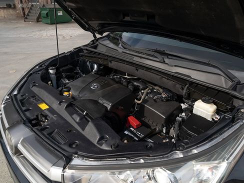 Used 2017 Toyota Highlander XLE w/ Carpet Mat Package image 29