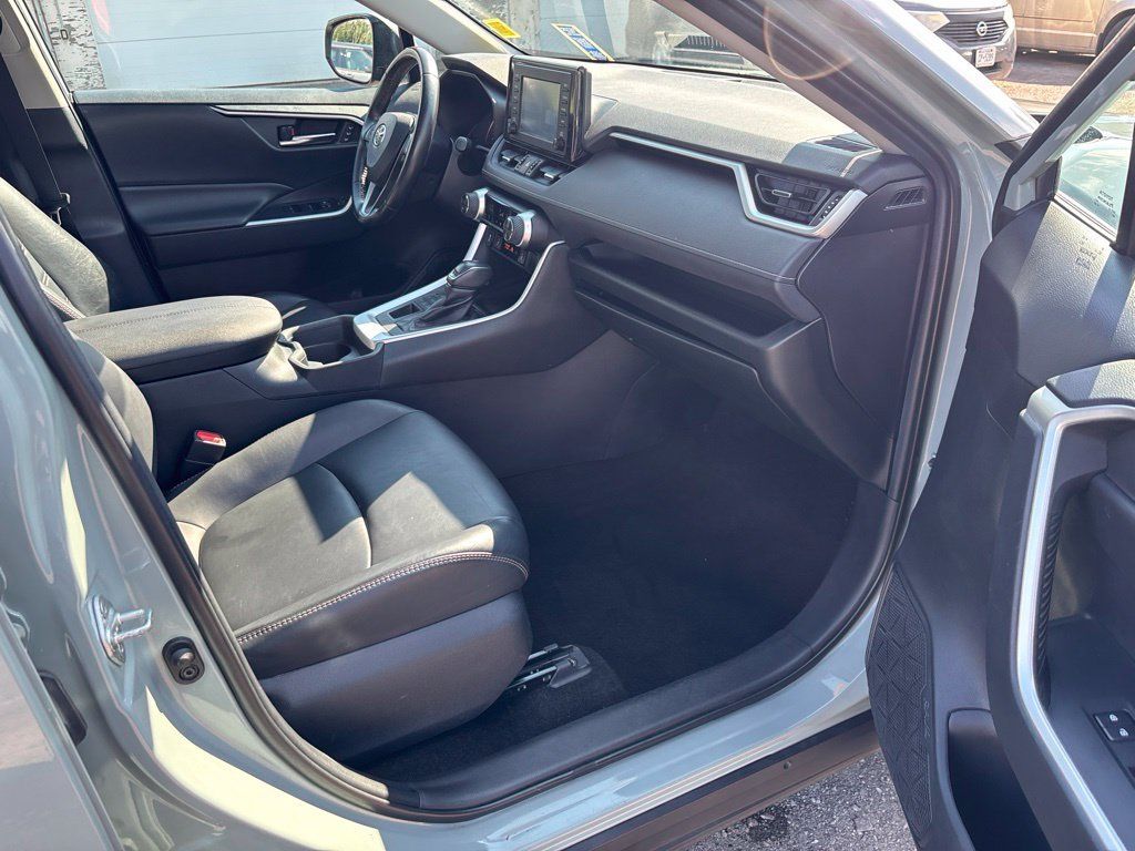 Used 2019 Toyota RAV4 XLE Premium AWD/4WD image 25