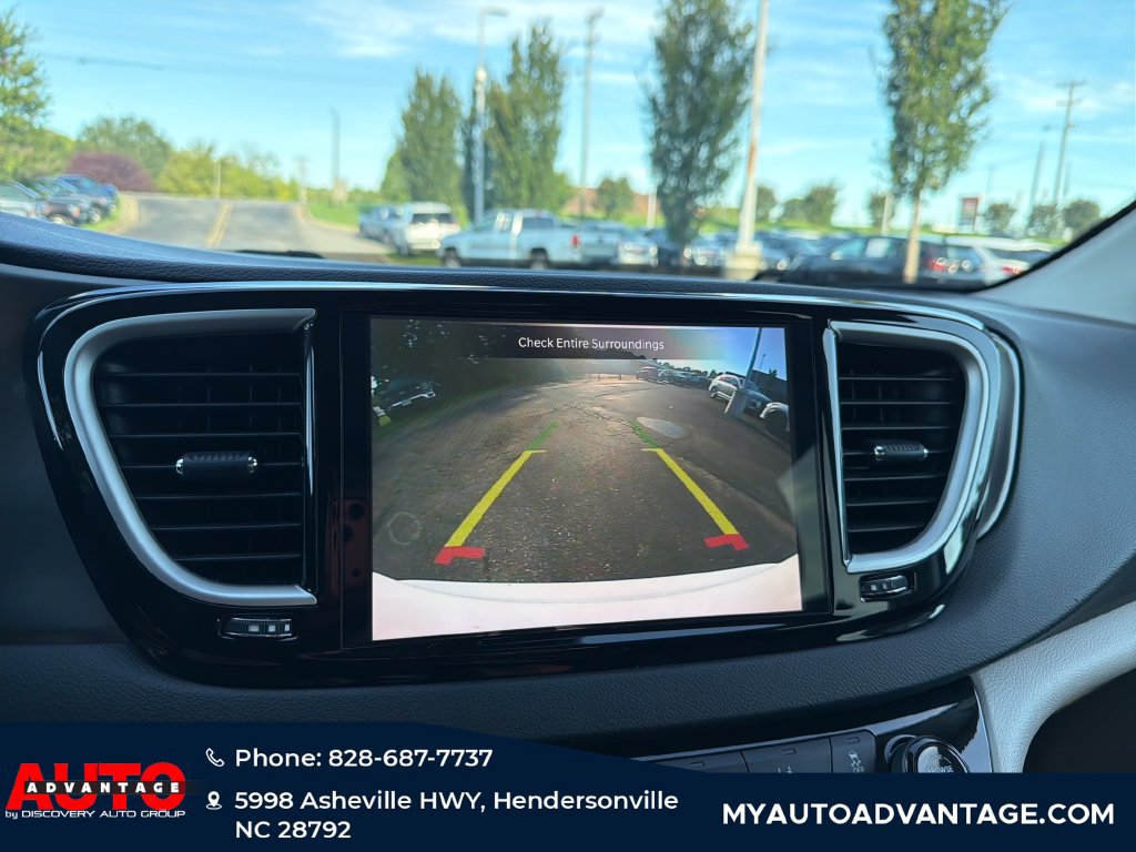 Used 2024 Chrysler Pacifica Touring-L FWD image 17