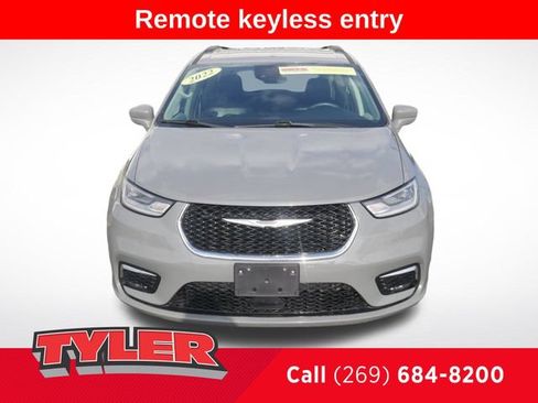 Used 2022 Chrysler Pacifica Touring-L FWD image 2