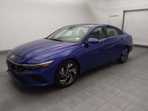 Used 2025 Hyundai Elantra SEL FWD image 2