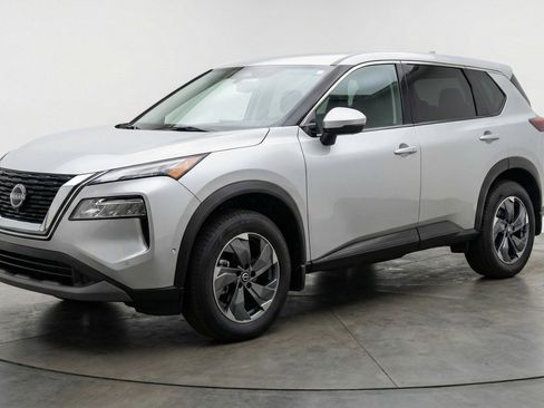 Used 2025 Nissan Rogue SV image 3