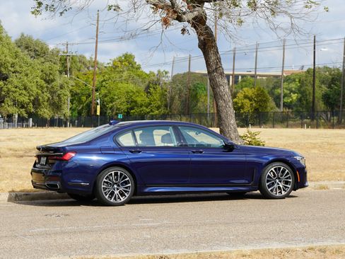 Used 2020 BMW 750i xDrive AWD/4WD image 8