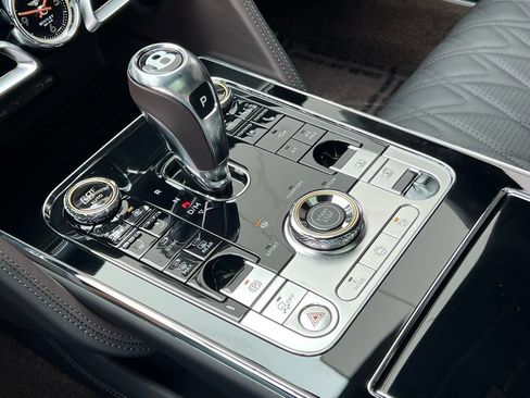 Used 2026 Bentley Flying Spur Plug-In Hybrid AWD/4WD image 32