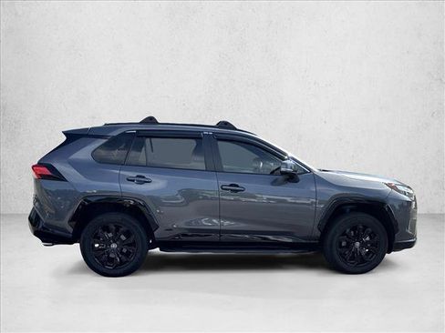 Used 2022 Toyota RAV4 SE w/ Convenience Package AWD/4WD image 4