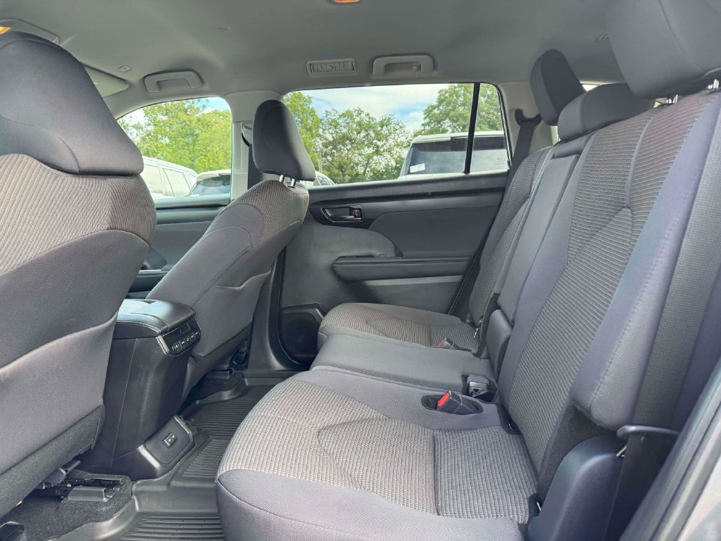 Used 2025 Toyota Highlander LE AWD/4WD image 13