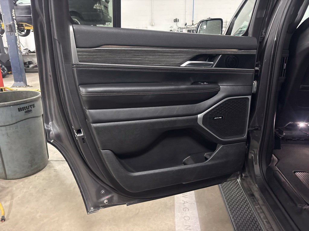 Used 2024 Jeep Wagoneer Series II w/ Flexible Seating Group RWD image 15