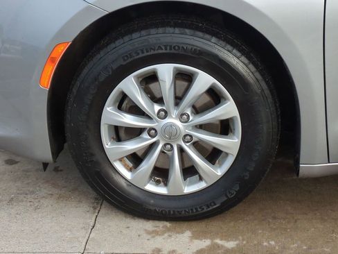 Used 2018 Chrysler Pacifica Touring-L image 14