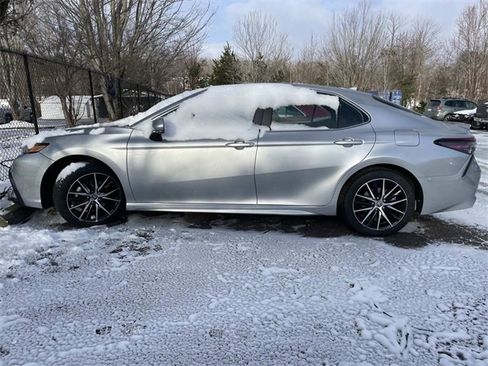 Used 2022 Toyota Camry SE image 2
