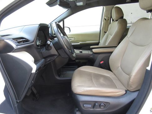 Used 2023 Toyota Sienna XLE w/ XLE Plus Package AWD/4WD image 11