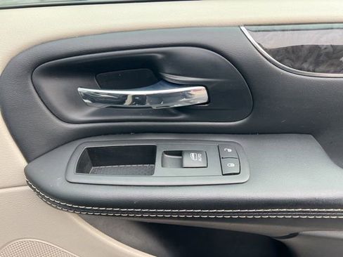 Used 2016 Chrysler Town & Country Touring w/ Driver Convenience Group image 28