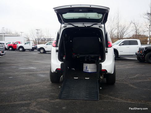 Used 2024 Chrysler Pacifica Touring image 11