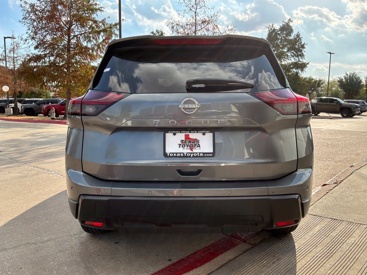 Used 2025 Nissan Rogue SV FWD image 7