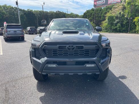 Used 2025 Toyota Tacoma TRD Sport AWD/4WD image 2