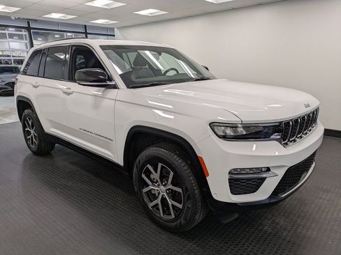 Used 2024 Jeep Grand Cherokee Limited w/ Luxury Tech Group II image 3