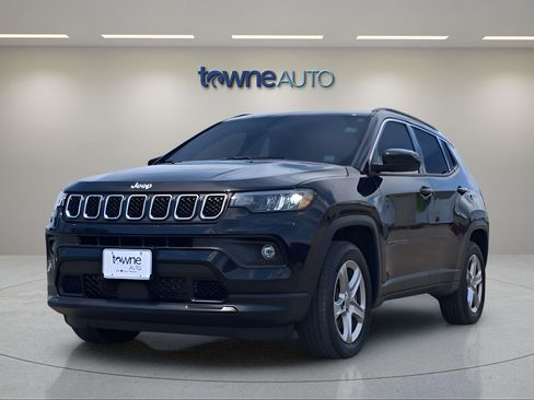 Used 2023 Jeep Compass Latitude AWD/4WD image 3
