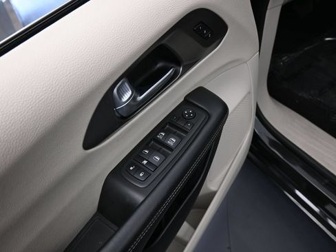 Used 2023 Chrysler Pacifica Touring-L FWD image 13