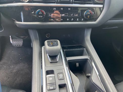 Used 2024 Nissan Pathfinder SV image 16