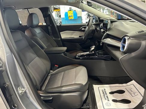 Used 2025 Chevrolet Trax LT FWD image 34