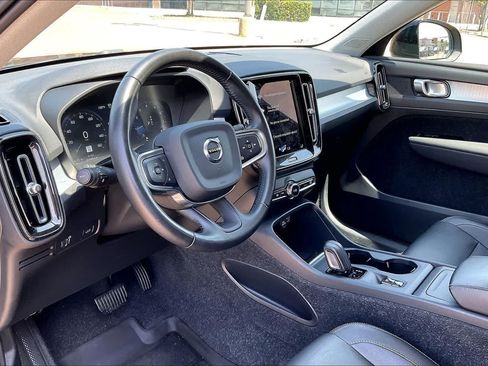 Used 2021 Volvo XC40 T5 Momentum w/ Climate Package AWD/4WD image 2
